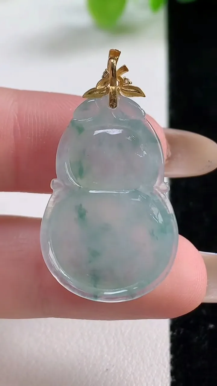 天然A货翡翠种飘花葫芦吊坠，尺寸29.7-19-6.6，重量:6.01g
11月12日