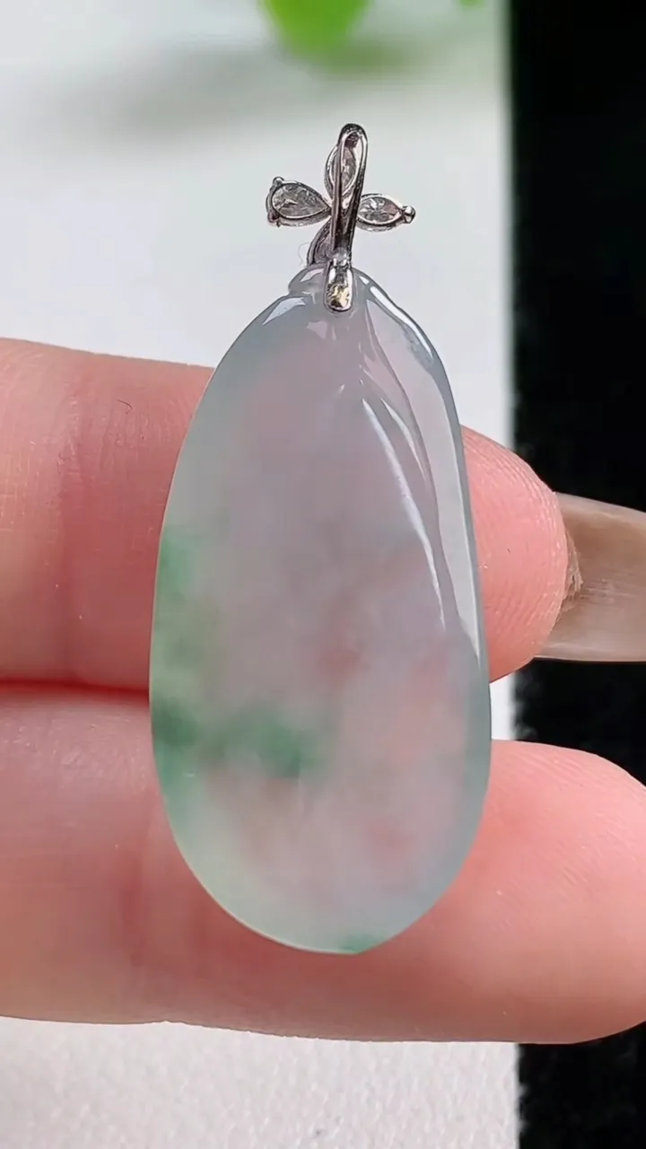 天然A货翡翠种飘花福瓜吊坠，尺寸27.8-14.2-5.7，重量:4.49g
11月12日
