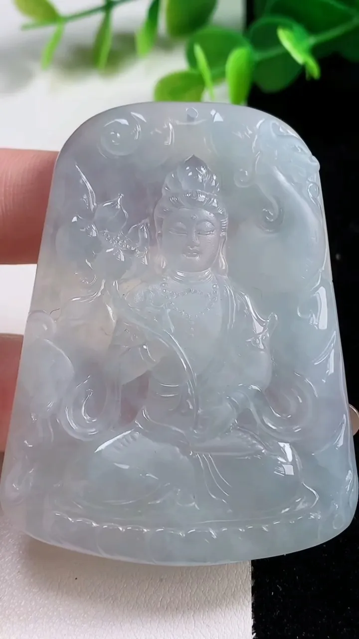 天然A货翡翠大势至观音菩萨吊坠，尺寸61-46.4-7.2，重量:43.05g
11月12日