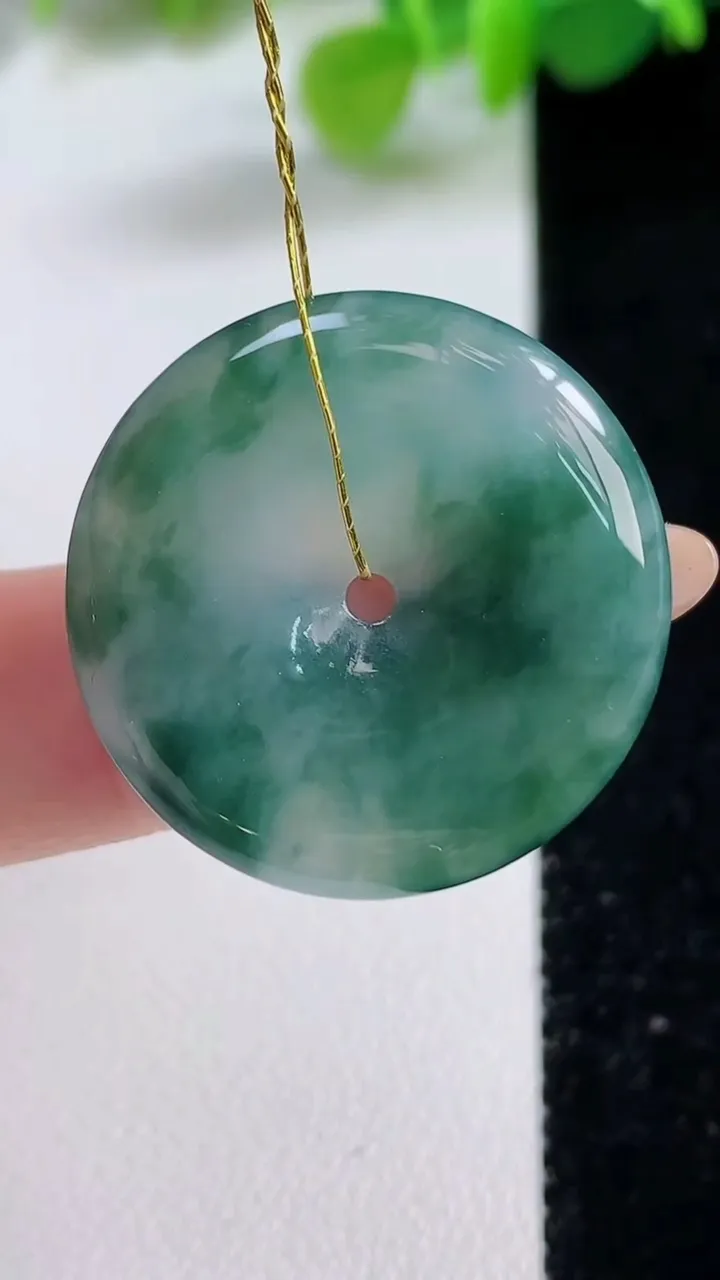 天然A货翡翠冰种飘花平安扣吊坠，尺寸26.4-3.8，重量:5.70g
11月12日