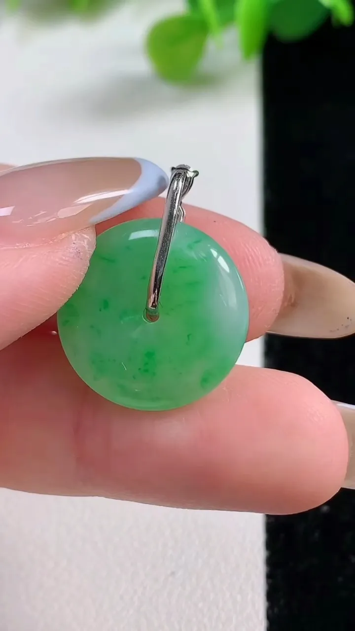 天然A货翡翠平安扣吊坠，尺寸17.3-4，重量:3.13g
11月12日