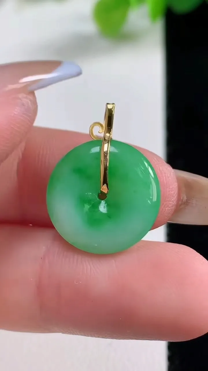 天然A货翡翠小平安扣吊坠，尺寸15.8-3.3，重量:1.88g
11月12日