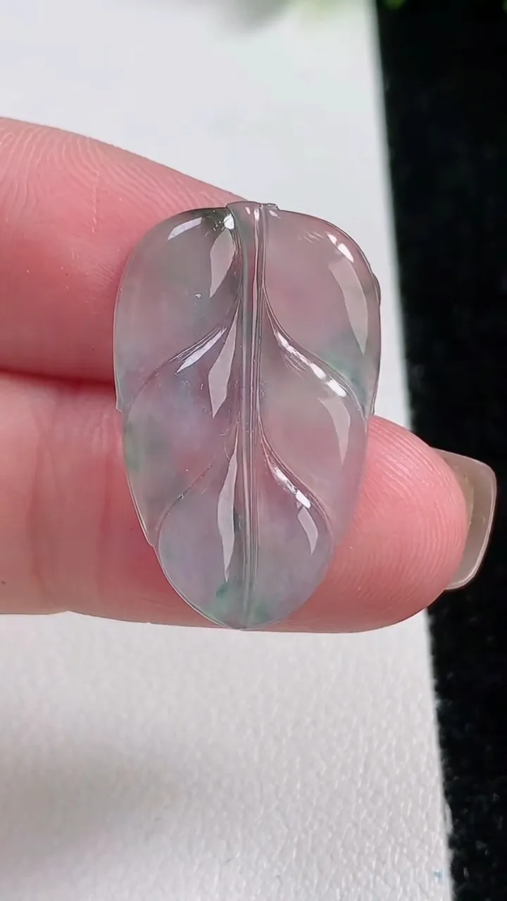 天然A货翡翠冰种飘花金枝玉叶 叶子镶嵌件，尺寸26.8-17-1.7，重量:1.78g
11月12日