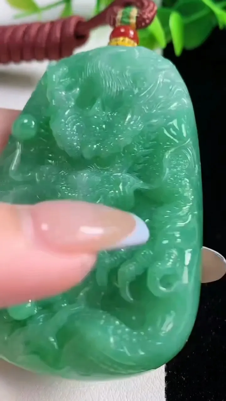 天然A货翡翠龙牌吊坠，尺寸70.4-47-10.8，重量:79.24g
11月12日