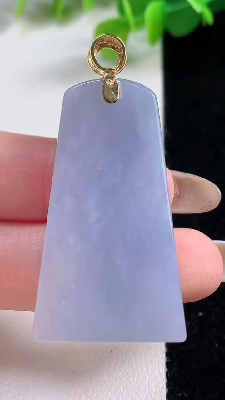 天然A货翡翠种紫罗兰无事牌吊坠，尺寸42.5-24.6-7.6，重量:22.32g
11月12日