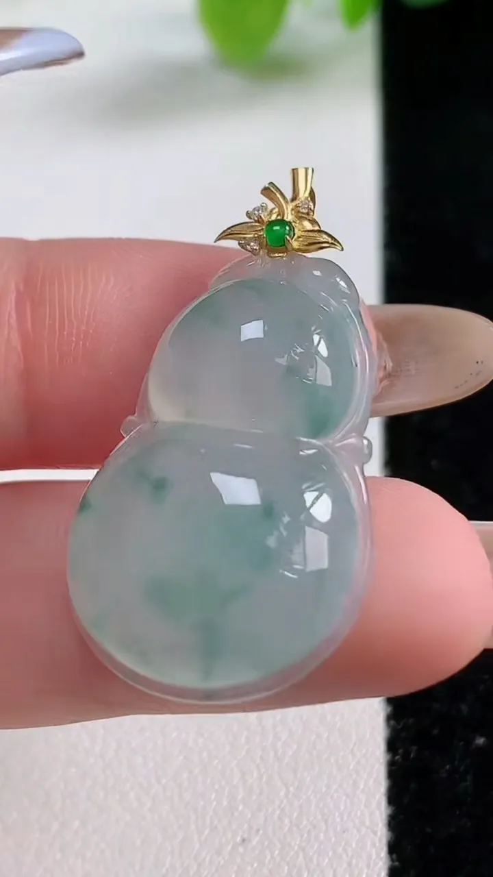 天然A货翡翠种飘花葫芦吊坠，尺寸29.7-19-6.6，重量:6.01g
11月12日