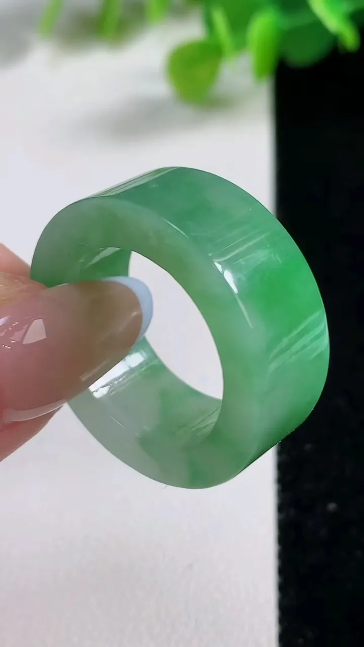 天然A货翡翠方形指环 扳指 戒指，尺寸19.5-9.5-4.1，重量:11.07g
11月12日