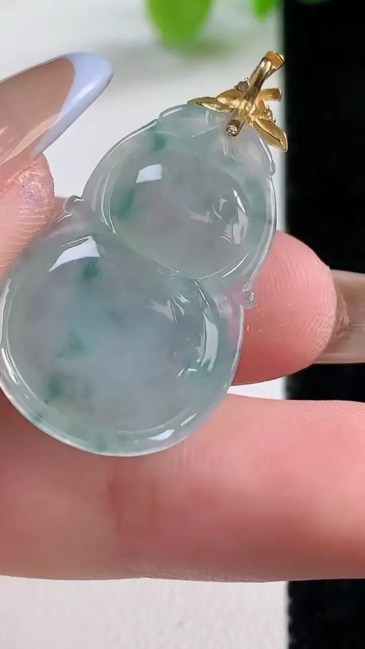 天然A货翡翠种飘花葫芦吊坠，尺寸29.7-19-6.6，重量:6.01g
11月12日