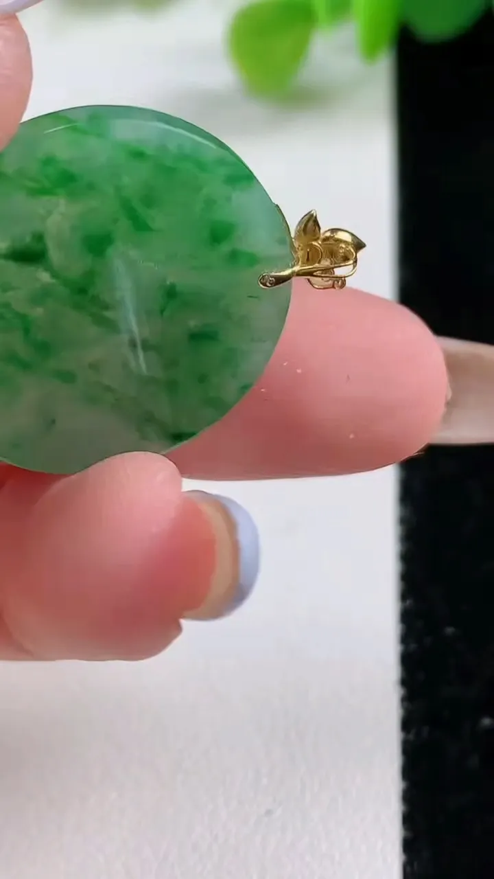 天然A货翡翠无事牌吊坠，尺寸24.4-2.5，重量:4.20g
11月12日
