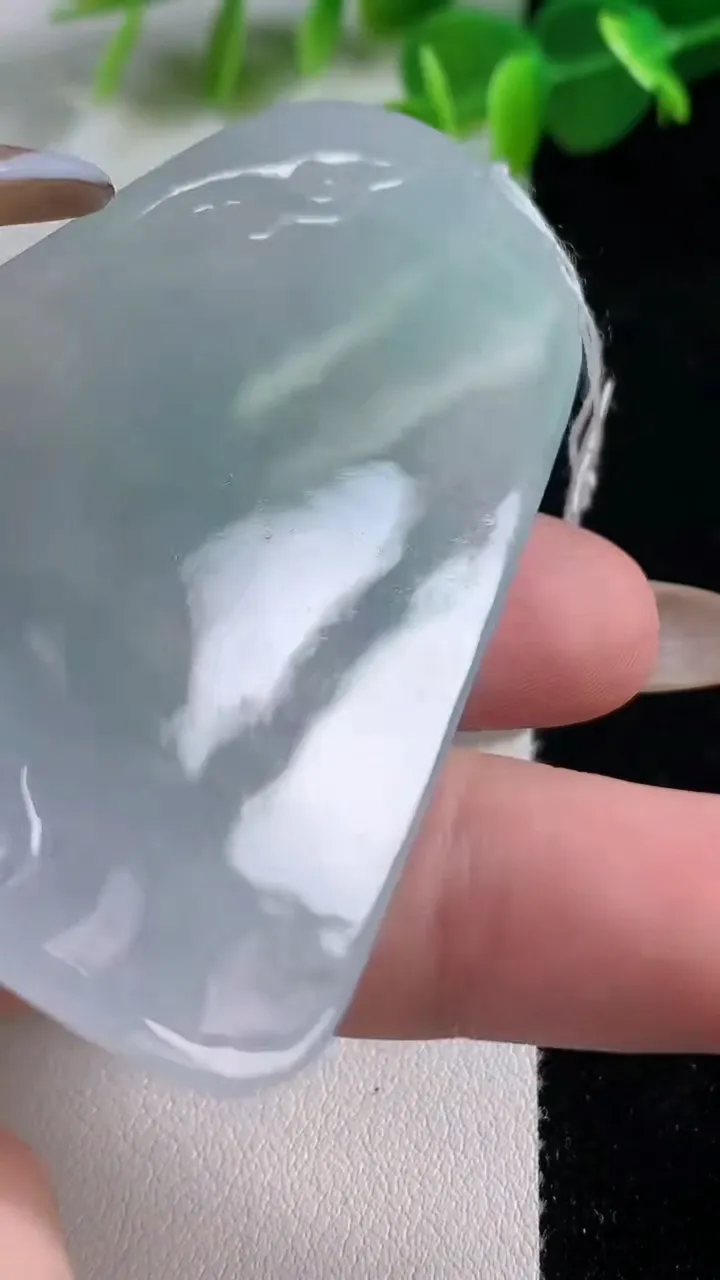 天然A货翡翠大势至观音菩萨吊坠，尺寸64.6-41-6，重量:32.48g
11月12日