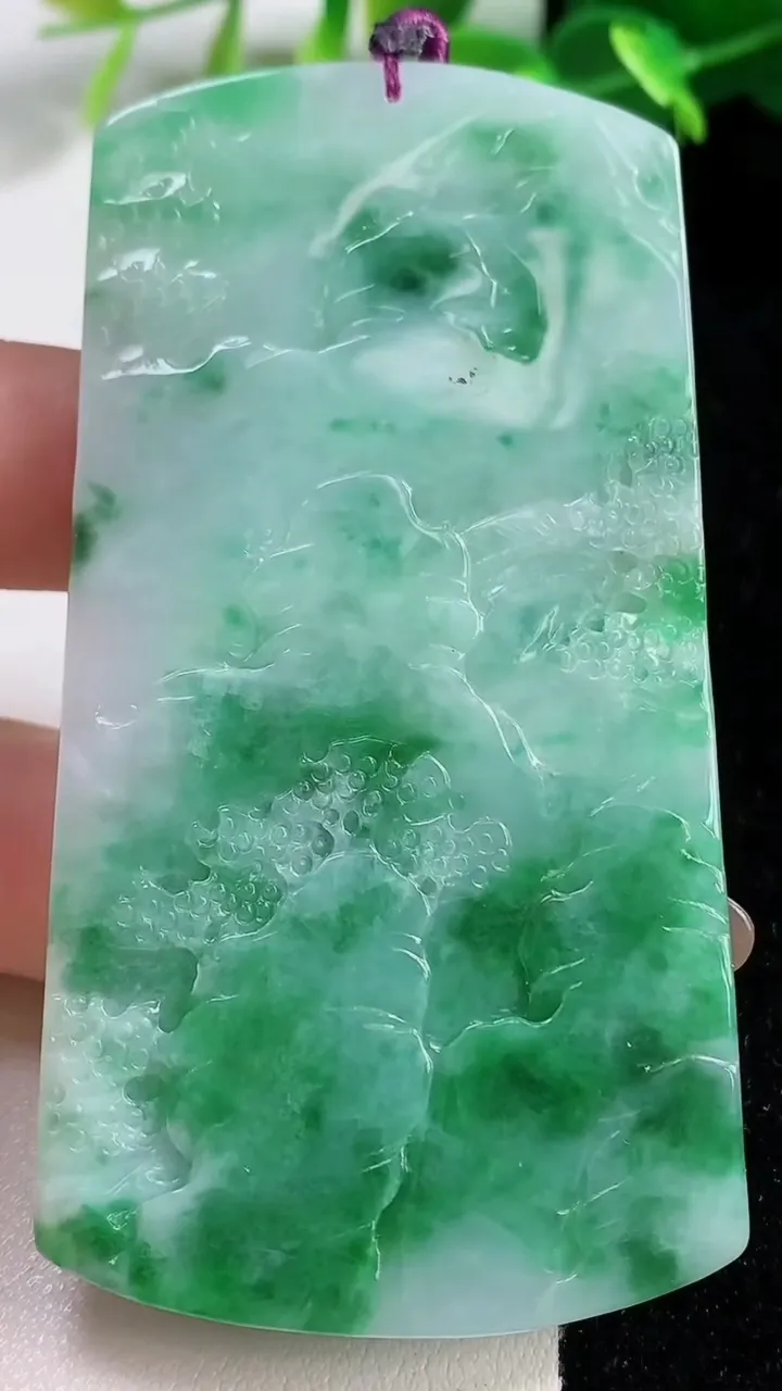 天然A货翡翠山水牌吊坠，尺寸76-40-6.4，重量:44.23g
11月12日