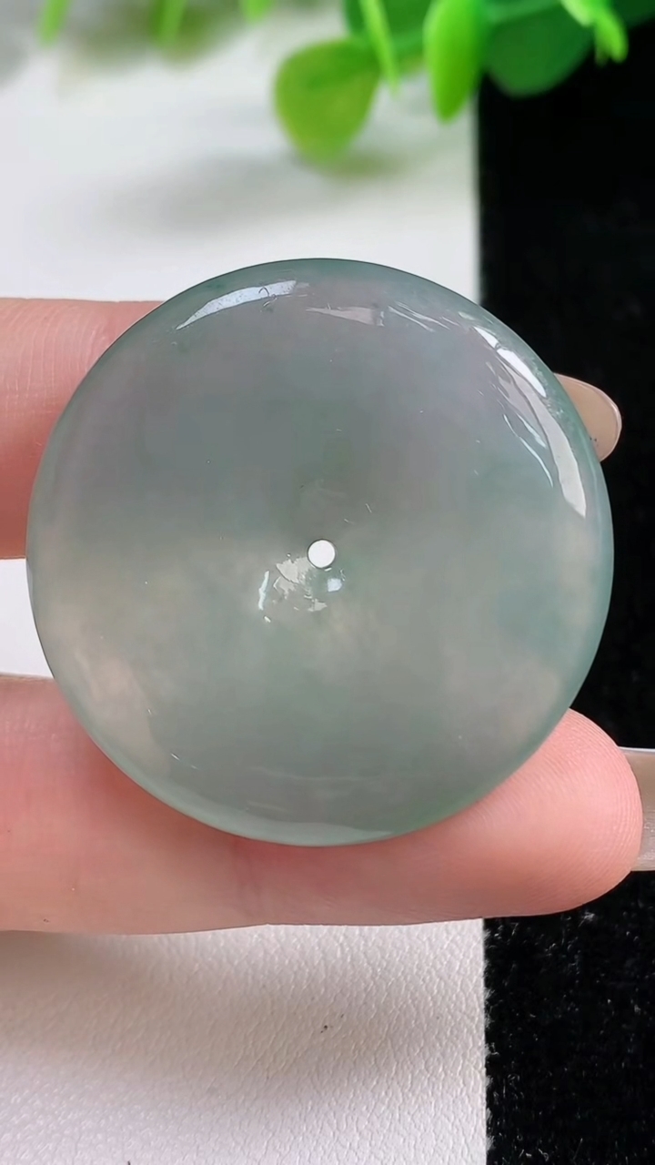 天然A货翡翠平安扣吊坠，尺寸33.8-5.6，重量:14.14g
11月12日