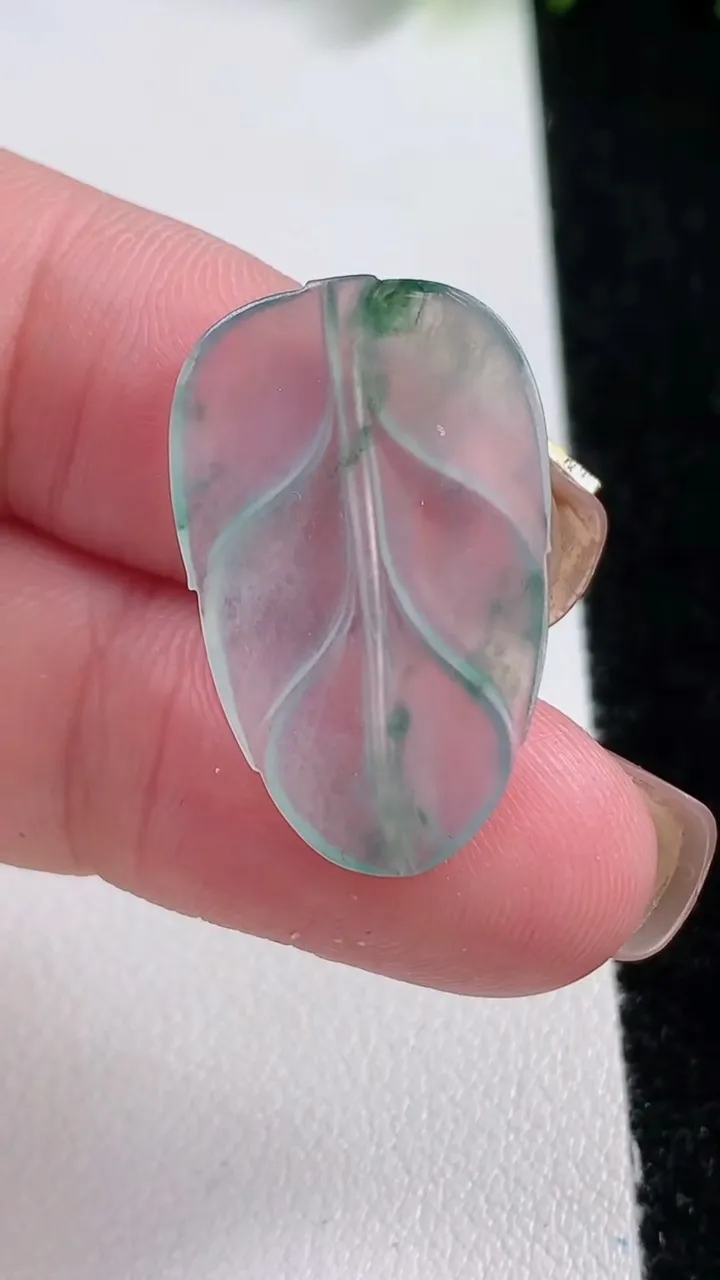 天然A货翡翠冰种飘花金枝玉叶 叶子镶嵌件，尺寸26.8-17-1.7，重量:1.78g
11月12日