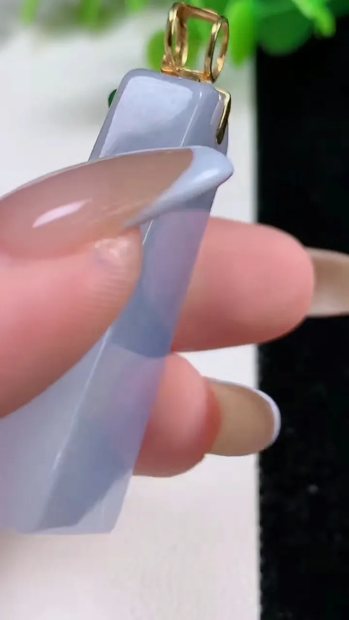 天然A货翡翠种紫罗兰无事牌吊坠，尺寸42.5-24.6-7.6，重量:22.32g
11月12日