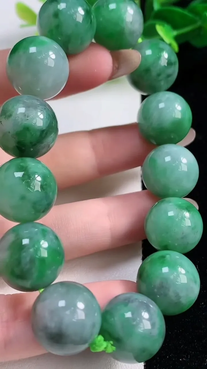 天然A货翡翠圆珠手串13颗，尺寸15.2，重量80.26g11月12日
工厂直销收藏佳品,种好水足，色泽均匀，有种有色，上手高大气！