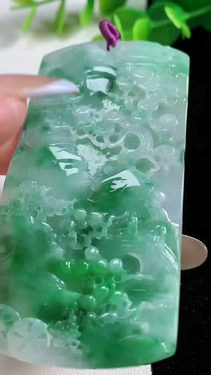 天然A货翡翠山水牌吊坠，尺寸76-40-6.4，重量:44.23g
11月12日