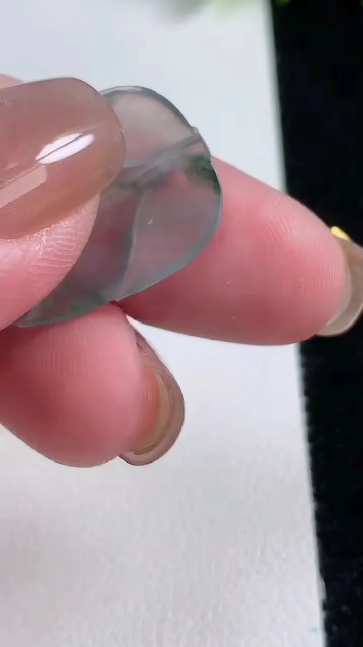 天然A货翡翠冰种飘花金枝玉叶 叶子镶嵌件，尺寸26.8-17-1.7，重量:1.78g
11月12日