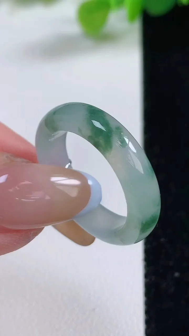 天然A货翡翠冰种飘花指环 戒指，尺寸17.8-5.4-3.3，重量:4.23g2025年11月12日