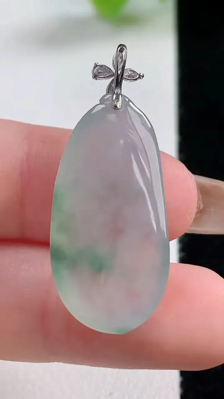 天然A货翡翠种飘花福瓜吊坠，尺寸27.8-14.2-5.7，重量:4.49g
11月12日