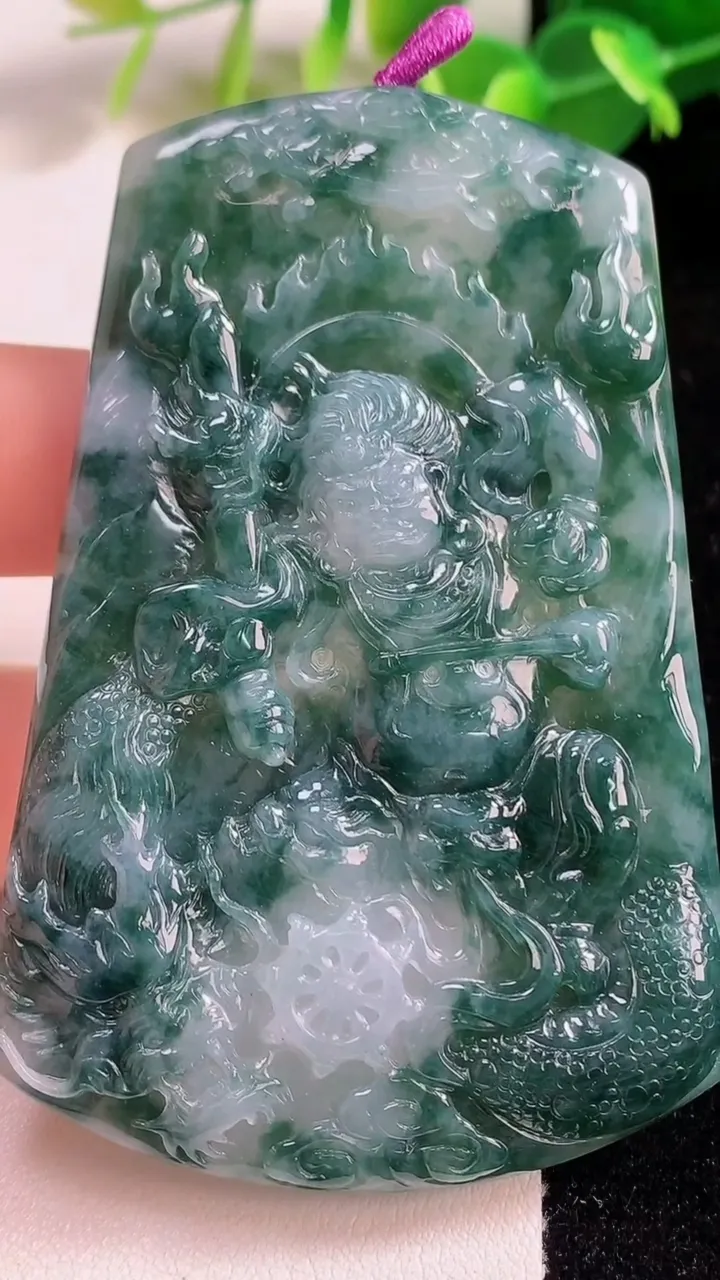 天然A货翡翠冰种飘花不动明王吊坠，尺寸72.4-48-4.8，重量:35.37g
11月12日