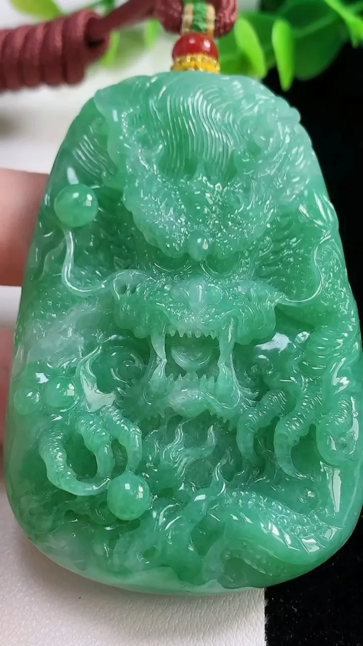 天然A货翡翠龙牌吊坠，尺寸70.4-47-10.8，重量:79.24g
11月12日