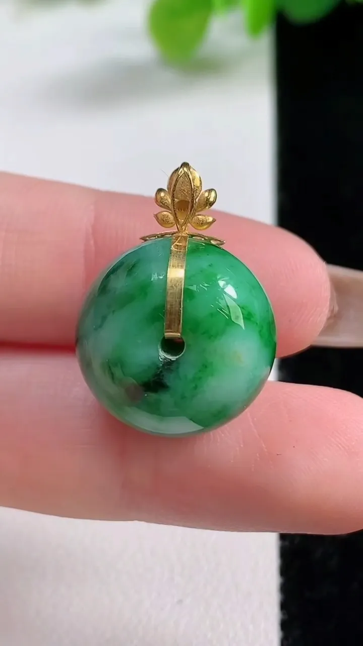 天然A货翡翠路路通吊坠，尺寸17-12.5，重量:7.37g
11月12日