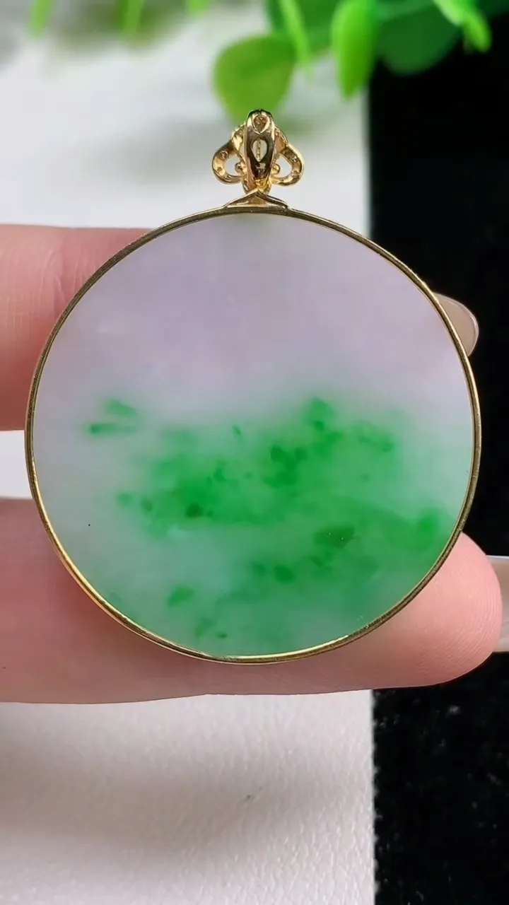 天然A货翡翠无事牌吊坠，尺寸32.6-2.7，重量:8.85g
11月12日