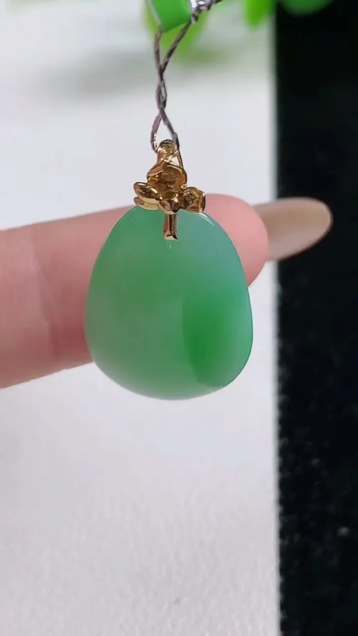 天然A货翡翠福瓜吊坠，尺寸23.2-14-5.1，重量:3.32g
11月12日