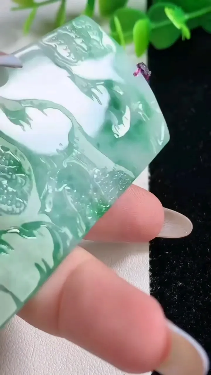 天然A货翡翠山水牌吊坠，尺寸76-40-6.4，重量:44.23g
11月12日