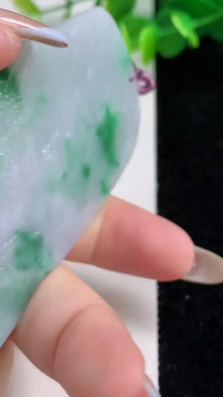 天然A货翡翠山水牌吊坠，尺寸75.4-46.3-7.4，重量:50.79g
11月12日