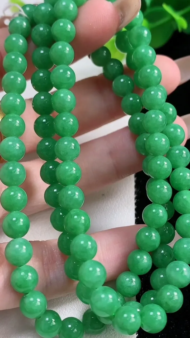 天然A货翡翠圆珠项链94颗，尺寸6.4，重量:45.90g11月12日
工厂直销收藏佳品,种好水足，色泽均匀，有种有色，上手高大气！