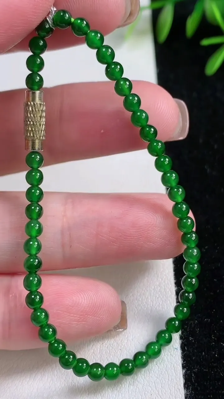 天然A货翡翠小米珠手串，尺寸3.3-45颗，重量:4.47g11月12日
工厂直销收藏佳品,种好水足，色泽均匀，有种有色，上手高大气！