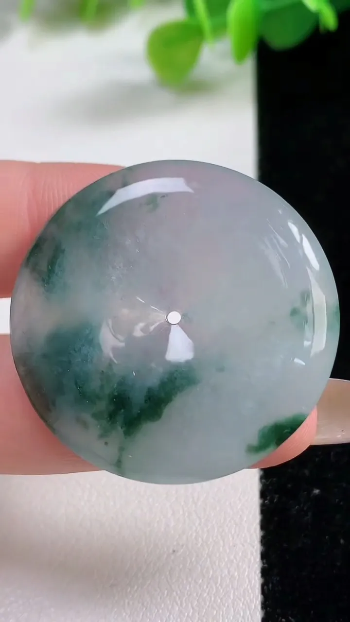 天然A货翡翠冰种飘花平安扣吊坠，尺寸34.4-5.4，重量:13.31g
11月12日