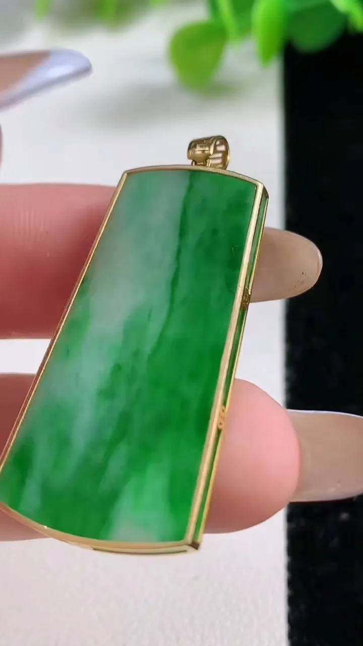 天然A货翡翠无事牌吊坠，尺寸34.5-18.6-2.7，重量:4.47g
11月12日