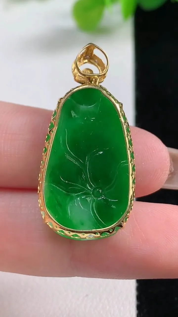 天然A货翡翠和和美美 荷叶鱼吊坠，尺寸27-16.5-5，重量:3.36g
11月12日