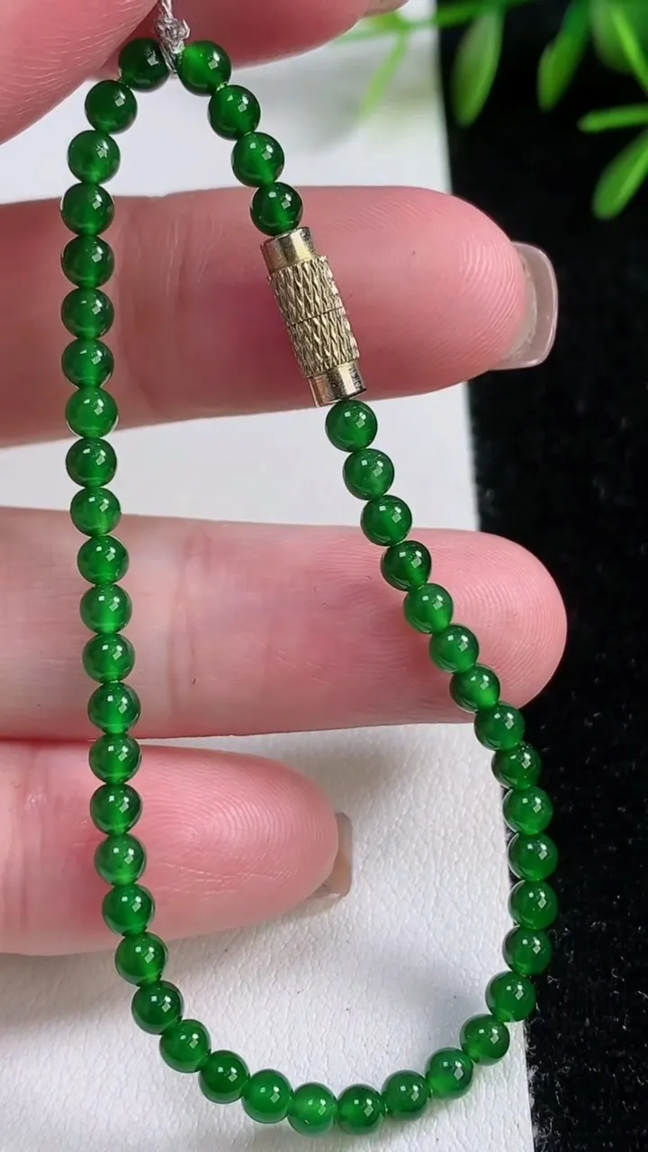 天然A货翡翠小米珠手串，尺寸3.3-45颗，重量:4.47g11月12日
工厂直销收藏佳品,种好水足，色泽均匀，有种有色，上手高大气！