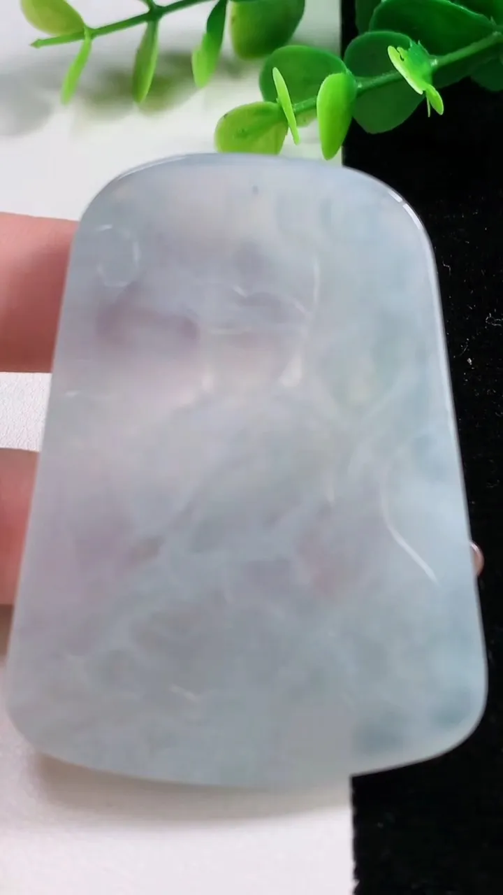 天然A货翡翠大势至观音菩萨吊坠，尺寸61-46.4-7.2，重量:43.05g
11月12日