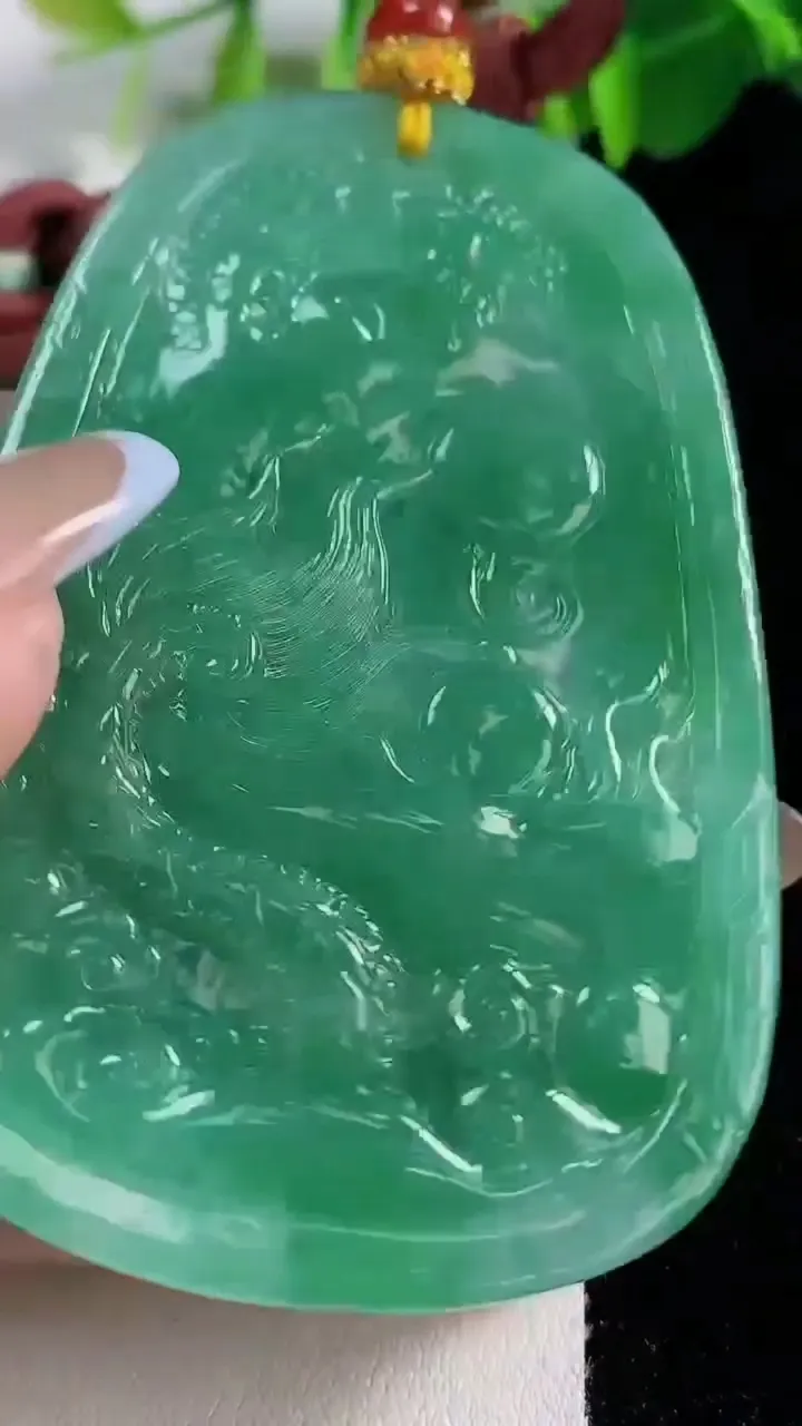 天然A货翡翠龙牌吊坠，尺寸70.4-47-10.8，重量:79.24g
11月12日