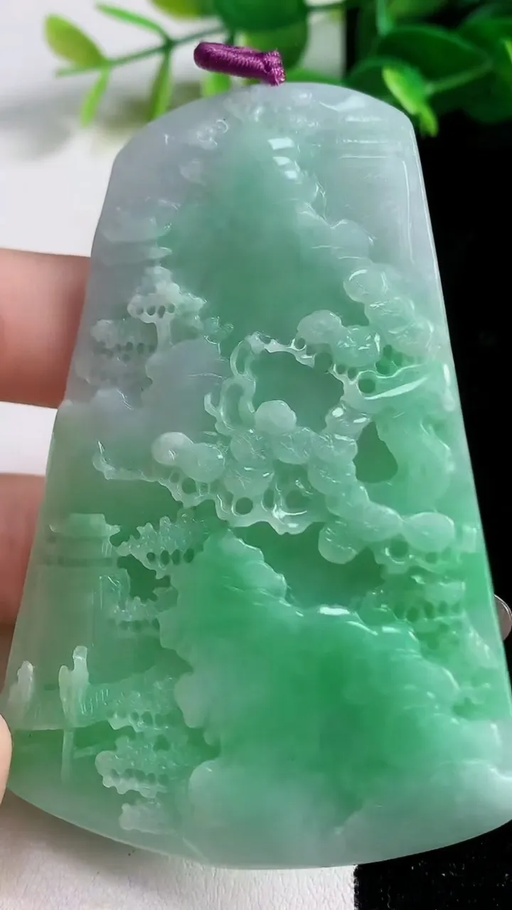 天然A货翡翠山水牌吊坠，尺寸77.4-53-6.7，重量:50.40g
11月12日