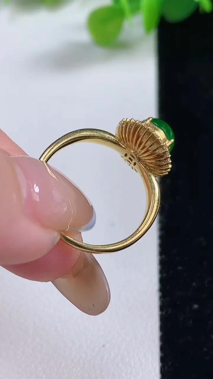 天然A货翡翠蛋面戒指，尺寸17.4-6.8-8.7，重量:2.47g2025年11月12日
工厂直销收藏佳品,种好水足，色泽均匀，有种有色，上手高大气！