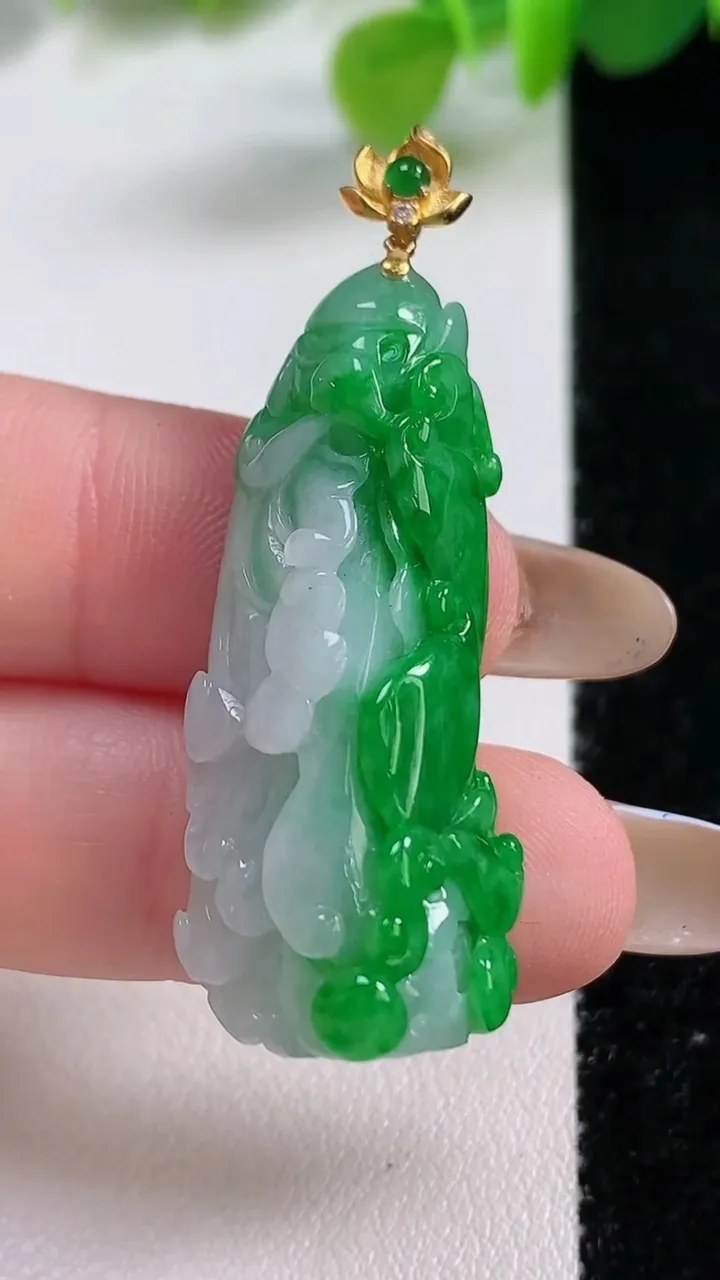 天然A货翡翠白菜吊坠，尺寸40.4-16.4-11.8，重量:10.34g
11月12日