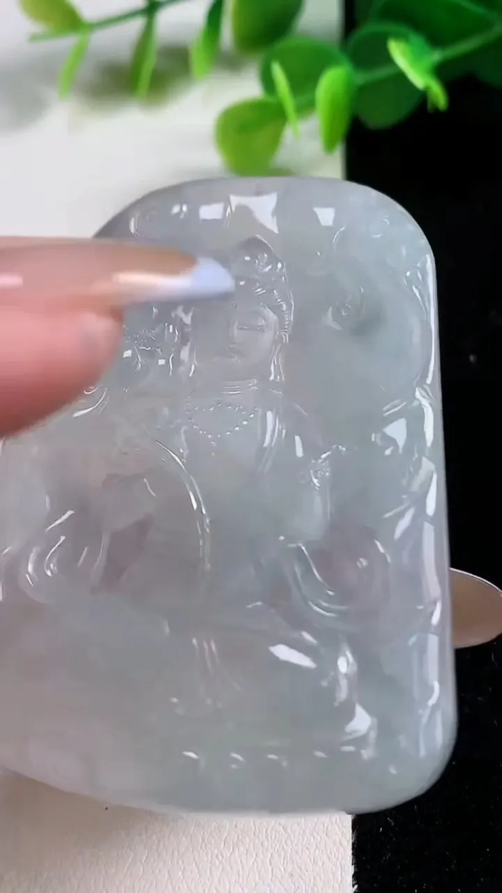 天然A货翡翠大势至观音菩萨吊坠，尺寸61-46.4-7.2，重量:43.05g
11月12日