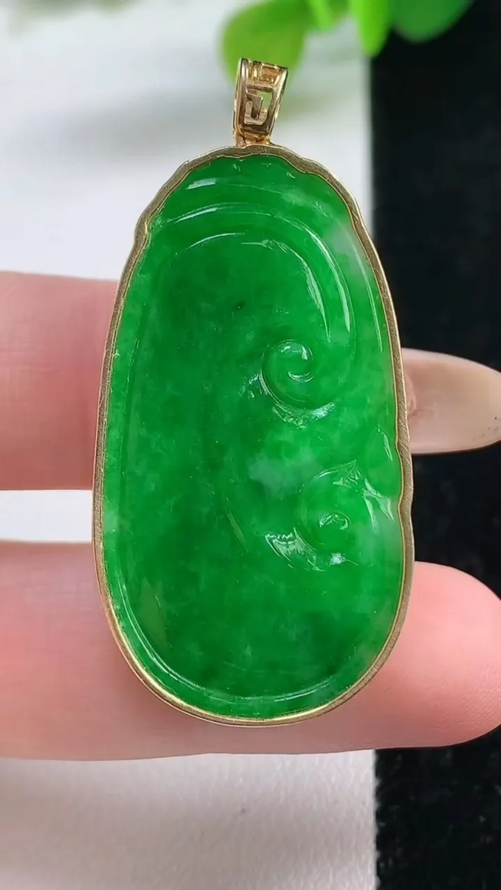 天然A货翡翠如意吊坠，尺寸39-21.8-3.4，重量:7.48g
11月12日