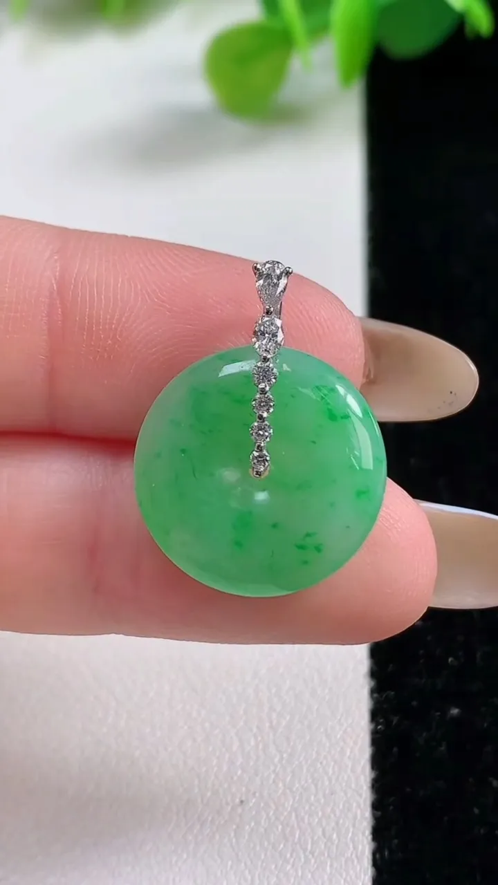 天然A货翡翠平安扣吊坠，尺寸17.3-4，重量:3.13g
11月12日