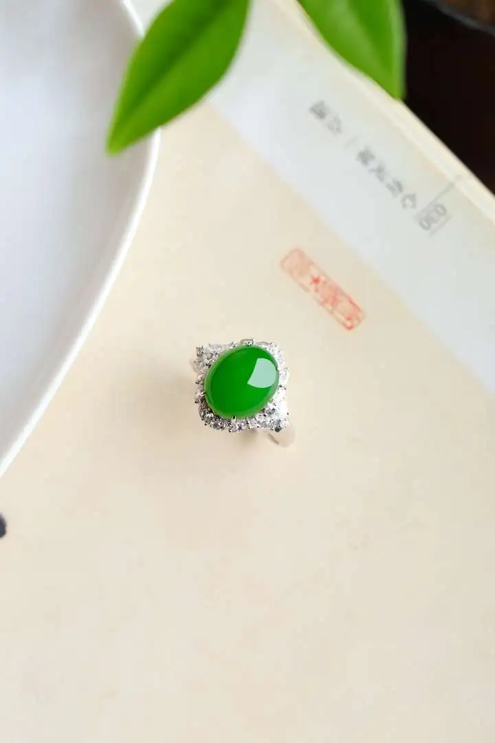 18k白金镶嵌 和田玉俄罗斯碧玉苹果绿蛋面戒指 玉质水润，款式新颖，佩戴效果简单贵气，送礼自留高大气。
裸石规格约为10*12圈口大小可调