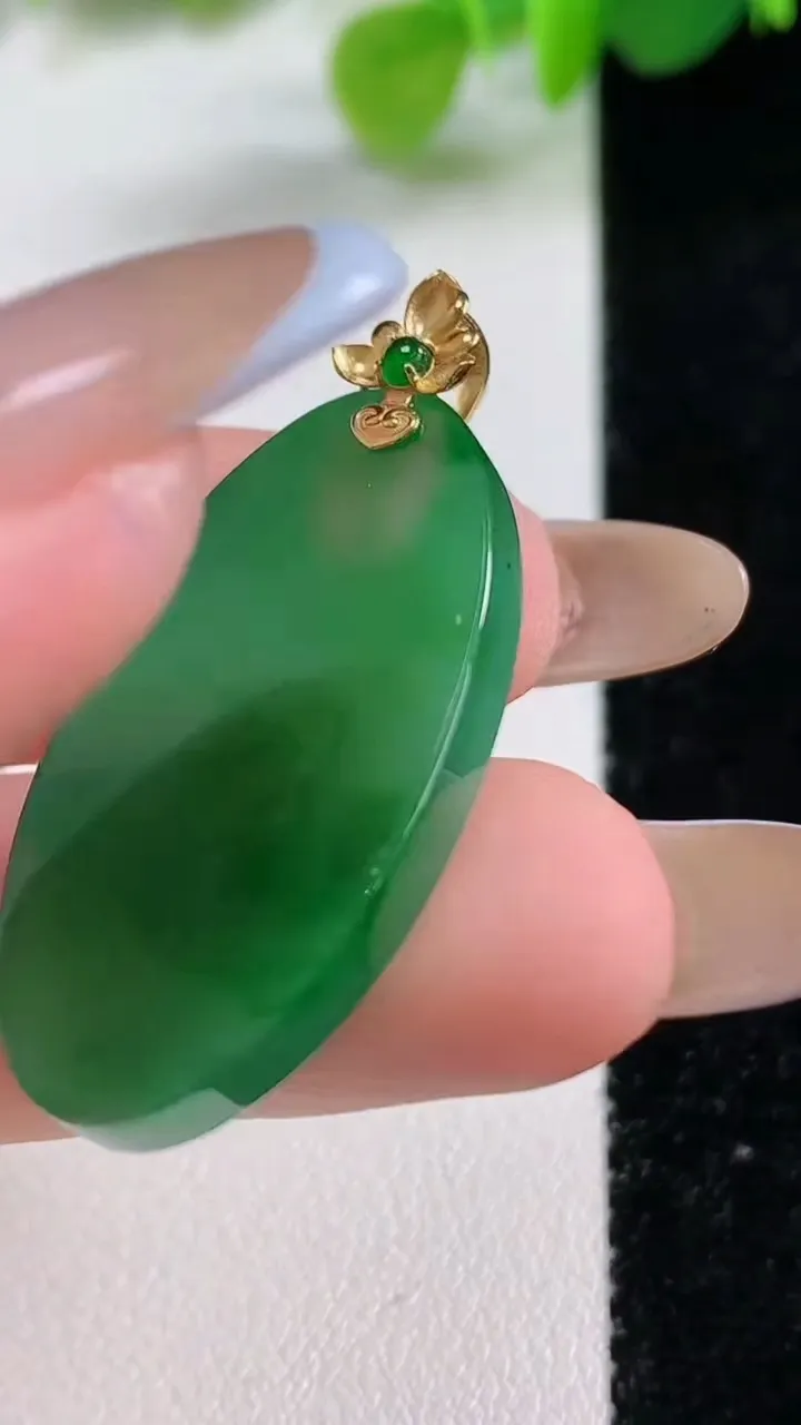天然A货翡翠无事牌吊坠，尺寸30.2-18-3.7，重量:6.12g
11月12日