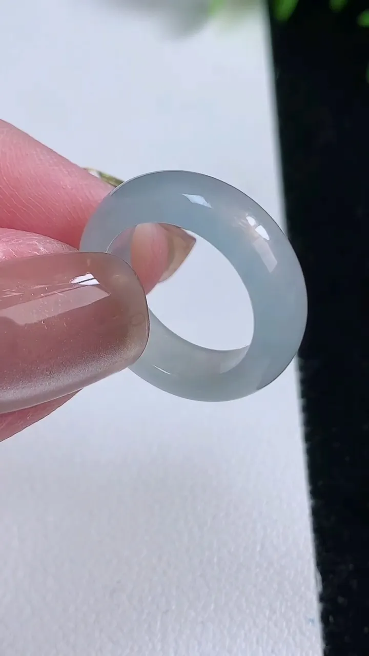 天然A货翡翠指环戒指，尺寸15.5-6-3，重量:3.36g2025年11月12日
工厂直销收藏佳品