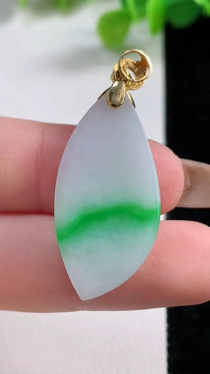 天然A货翡翠随形吊坠，尺寸31.6-15.6-3.8，重量:4.96g
11月12日