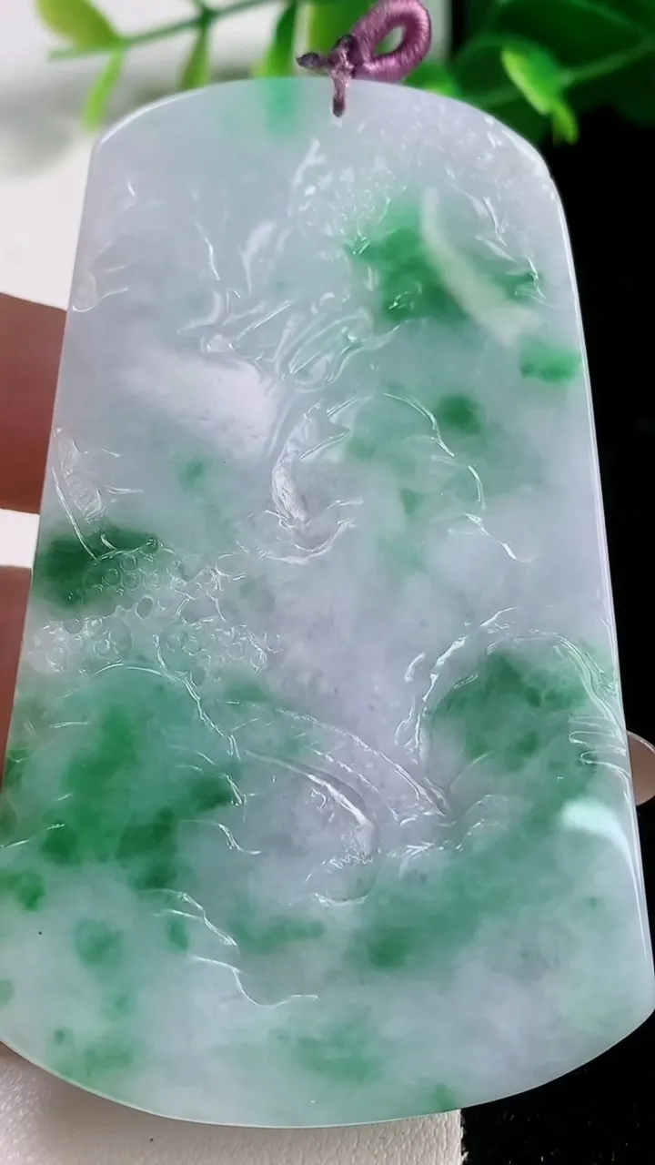 天然A货翡翠山水牌吊坠，尺寸75.4-46.3-7.4，重量:50.79g
11月12日