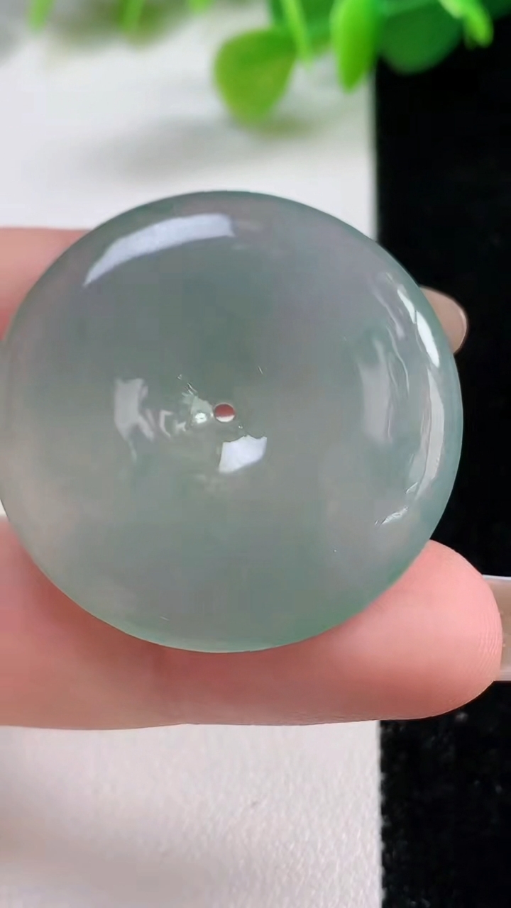 天然A货翡翠平安扣吊坠，尺寸33.8-5.6，重量:14.14g
11月12日